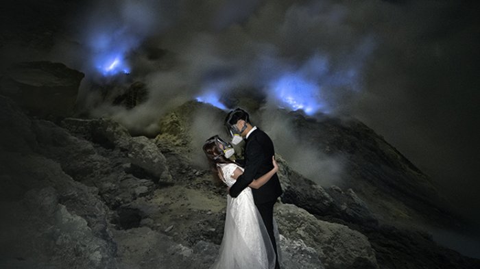 Nekat! Turis Luar ini Foto Pre-Wedding di Gunung Berapi, Ijen Banyuwangi, Hingga Gaunnya Rusak
